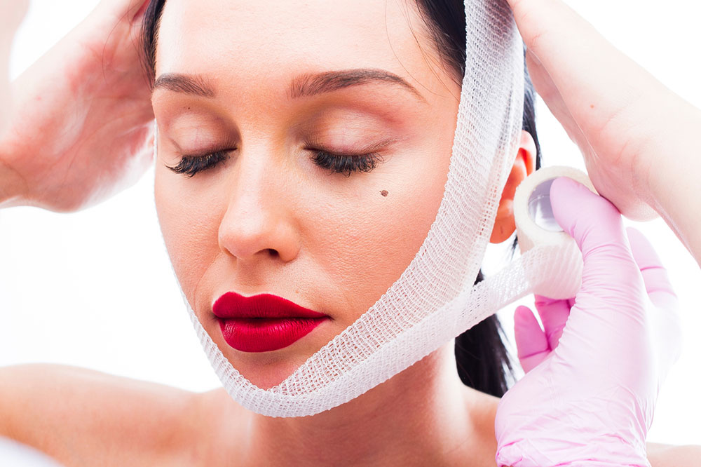 The Main Benefits and Drawbacks of Plastic Surgery